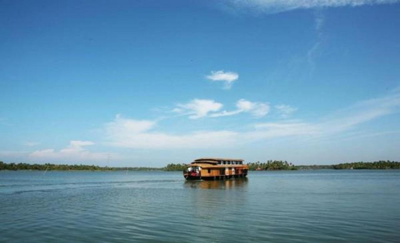 Regant Lake Village, Kollam. Chavara Екстериор снимка